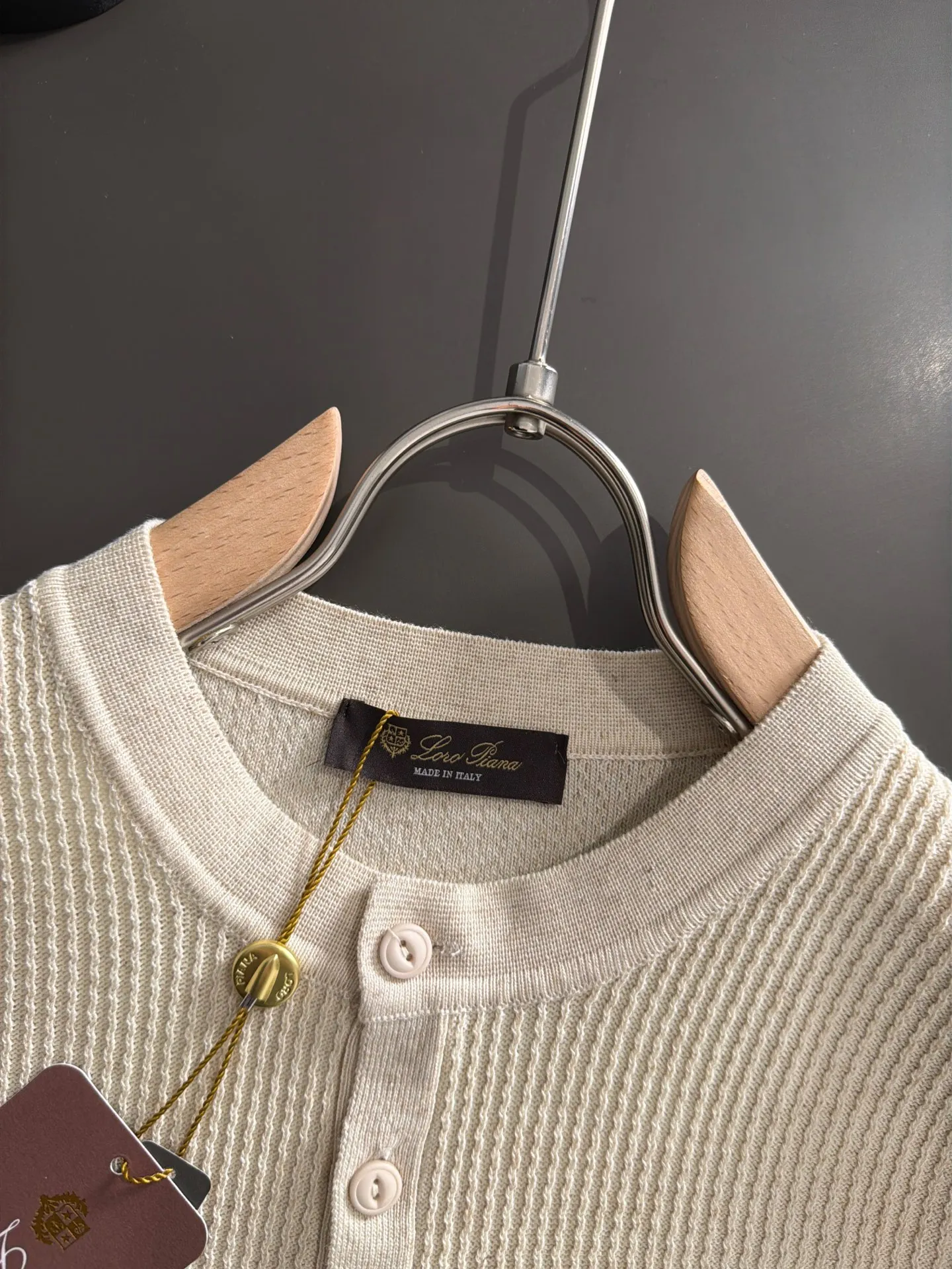 Next day shipment LP high quality Loro Piana 26ss New Arrival men's short-sleeved T-shirt Made of combed cotton yarn knitted cotton fabric, no pressure when entering and exiting the counter Exclusive control of raw materials It feels substantial when weighed, and the upper body is more textured than ordinary T-shirts. This texture can cope with the weather easily and is suitable for both hot and cold! Loose fit design, looks noble. The only correct version is available Size: M to XXXL